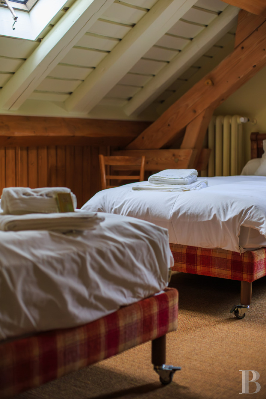 Dans le Haut-Bugey, à mi-chemin entre Lyon et Genève, une ferme abbatiale du 17e siècle transformée en une vaste et confortable demeure.  - photo  n°34